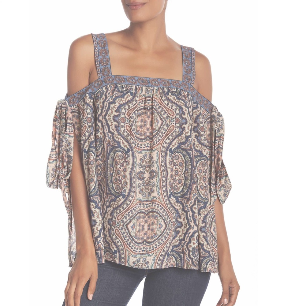 NWOT Bcbgmaxazria Printed Cold Shoulder Top💙